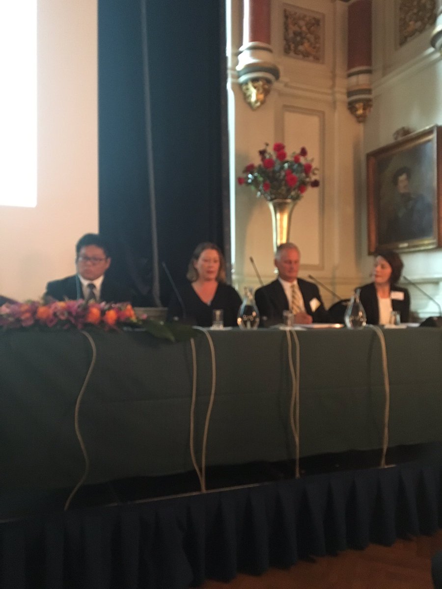 Hvordan ser fremtidens arbeidsplass ut - paneldebatt nå m erfaringer fra Finland , Japan, Canada og Siri Hunnes