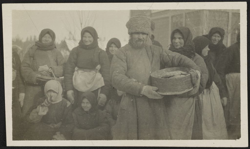 “ فيريشتشاغينو 1910 م ” وهي إحدى مُدن روسيا وهؤلاء مجموعة من الفلاحين في السوق