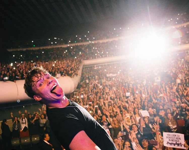ashsolutely's tweet photo. ashton irwin, put that tongue back where it came from, or so help me

#ashtonirwin #5SOSINMEXICO https://t.co/i5kSHF2hMm