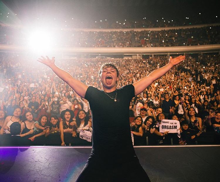 ashsolutely's tweet photo. ashton irwin, put that tongue back where it came from, or so help me

#ashtonirwin #5SOSINMEXICO https://t.co/i5kSHF2hMm