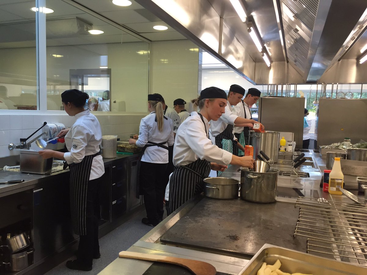 En ze zijn begonnen! Onder leiding van Robert de Vries van <a href="/HotelPostPlaza/">Post-Plaza Hotel & Grand Café</a> in de keuken van <a href="/FrieslandColl/">Friesland College</a>. #gld2016