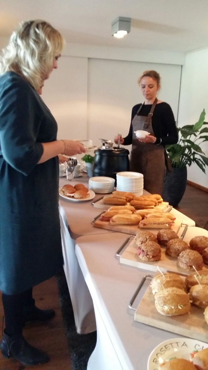 MYNnetwerkclub's tweet photo. Heerlijke lunch bij de @VergaderBrummen :) #lunch #team #jaarboek2017 https://t.co/cHJZXpG6o8