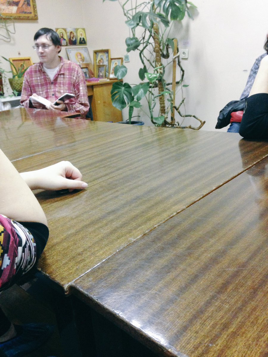Iri_MoOre's tweet photo. Сидим с группой в психиатрической больнице. Болтаем с сумасшедшим программистом. Он утверждает, что мы живём на планетарном объекте, земля https://t.co/LUiQ4xuTIC