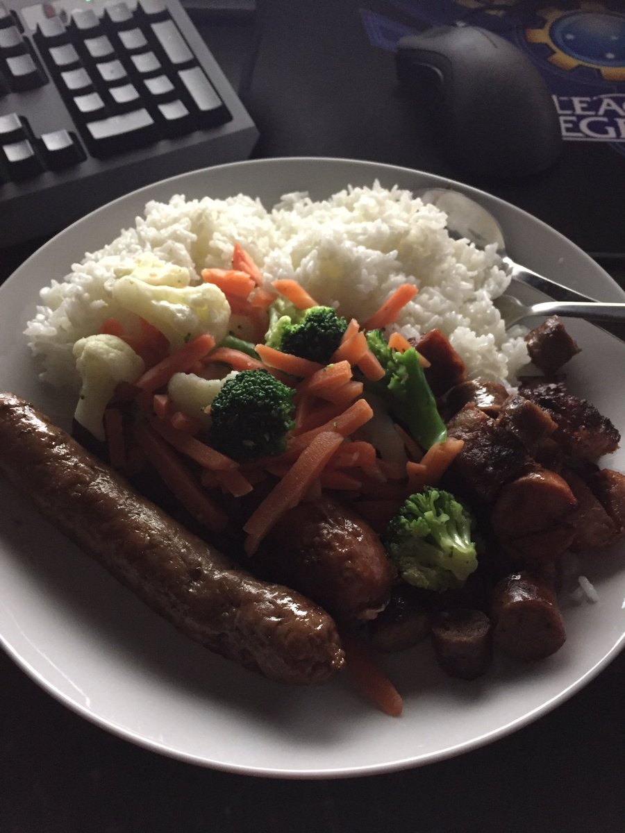 Maxzzie's tweet photo. Post run meal thanks to left over sausages + @ChreasyBear's vegetables. >.< #FishFit https://t.co/tdYbYJDRrs