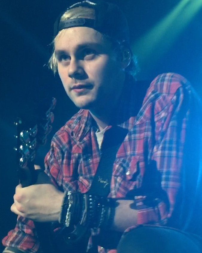utenxa's tweet photo. @Michael5SOS 💖 https://t.co/ZepATVbIPd
