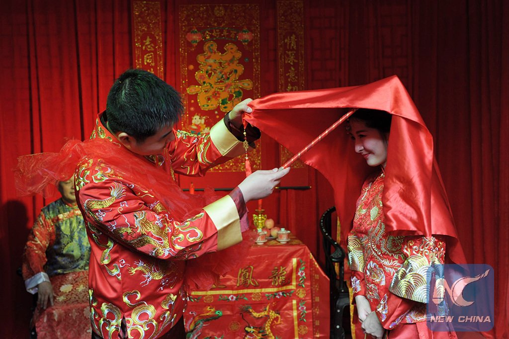 XHNews's tweet image. Shi Shaodan and Shen Kai, ordinary Chinese young couple, choose a traditional Chinese wedding at their hometown in Hongjiang Town of Hunan