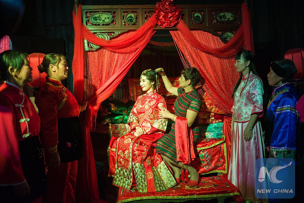 XHNews's tweet image. Shi Shaodan and Shen Kai, ordinary Chinese young couple, choose a traditional Chinese wedding at their hometown in Hongjiang Town of Hunan
