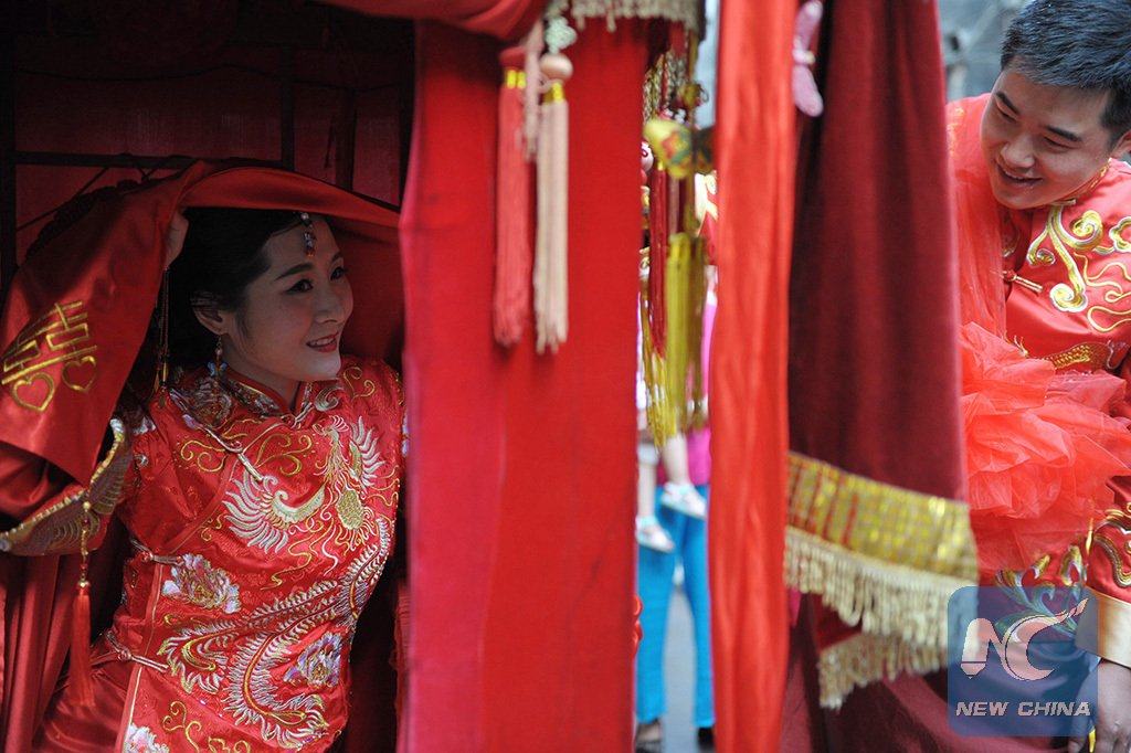 XHNews's tweet image. Shi Shaodan and Shen Kai, ordinary Chinese young couple, choose a traditional Chinese wedding at their hometown in Hongjiang Town of Hunan