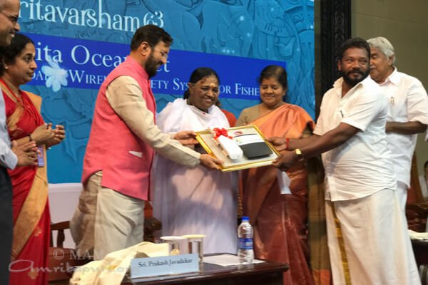 AMRITAedu's tweet image. #OceanNet affordable connectivity to help fisherman launched by @PrakashJavdekar @AMRITAedu info:amritapuri.org/65843/16-ocean…
