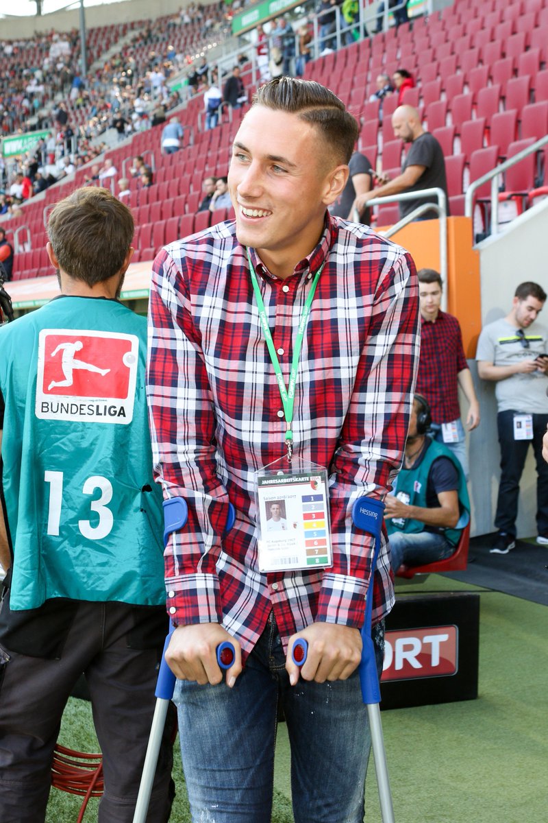 FCAugsburg's tweet photo. Wir freuen uns sehr, dass #HardKohr unser Team beim 1:0-Sieg gegen @sv98 am Wochenende schon wieder im Stadion unterstützt hat! 💪🙏 #FCAD98 https://t.co/eb3gfiLc8n