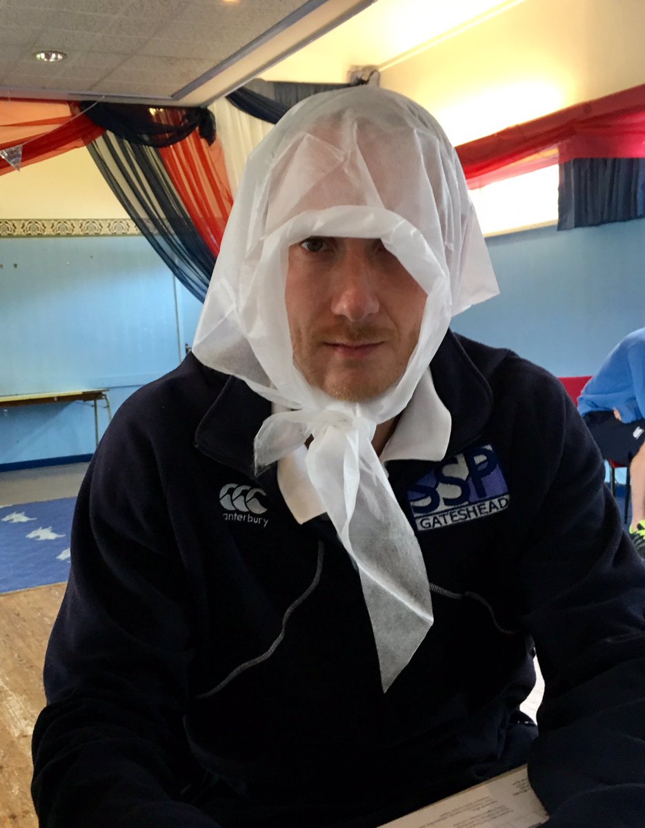 GatesheadSSP's tweet photo. How not to apply a support sling! #FirstAidTraining @RJM1STAID https://t.co/wPZLwzNH6X
