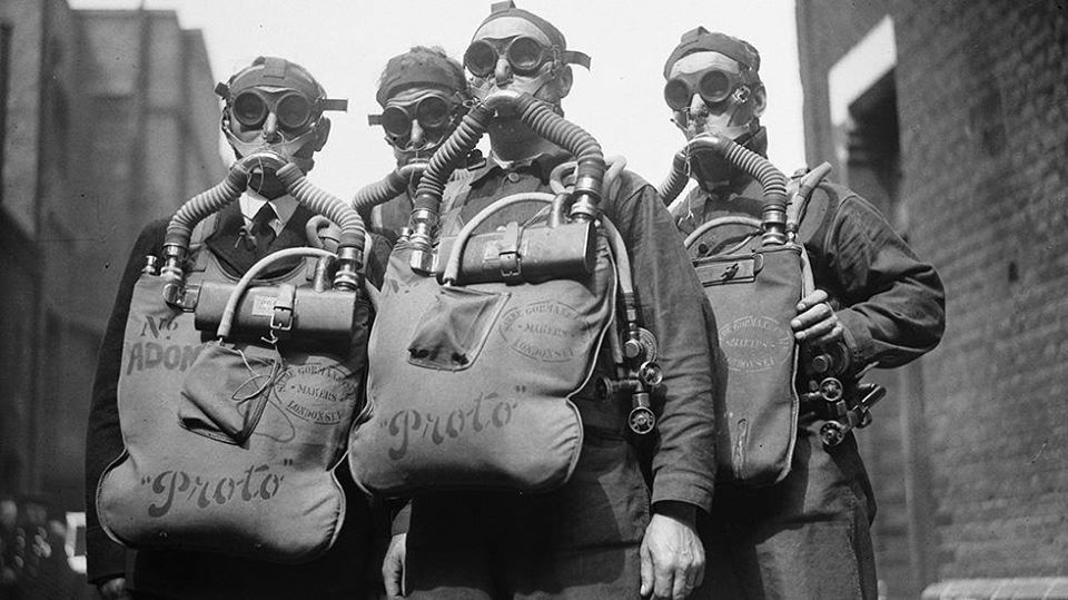 Throwback Thursday: May 1936: London #firefighter testing the oxygen gauge on breathing apparatus.
Looks like Sci-Fi..!