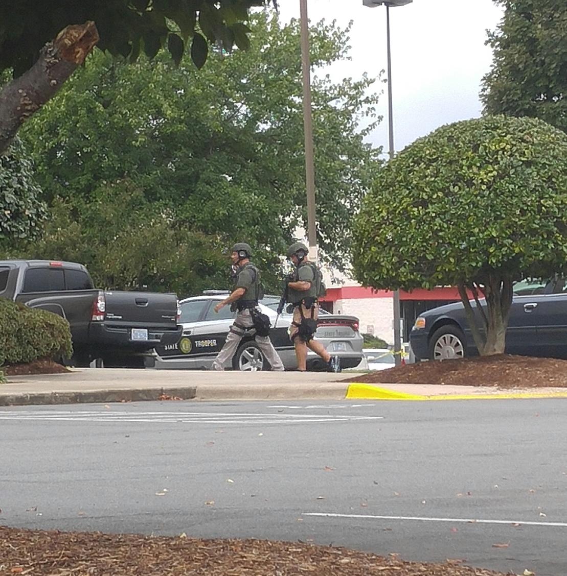 SalPostPotts's tweet photo. SRT just went toward back of Hampton Inn. Suspects believed to be held up in a back office. https://t.co/DRQoy0jwxO