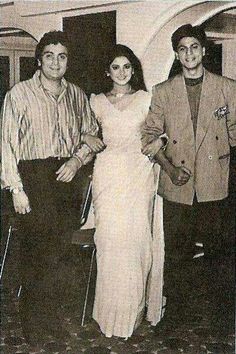 SRKFC65's tweet photo. Photo: Rare photo of Shah Rukh Khan with Rishi Kapoor and Divya Bharti from the sets of Dewaana (1992 film). @iamsrk https://t.co/y0CE3VlwGb