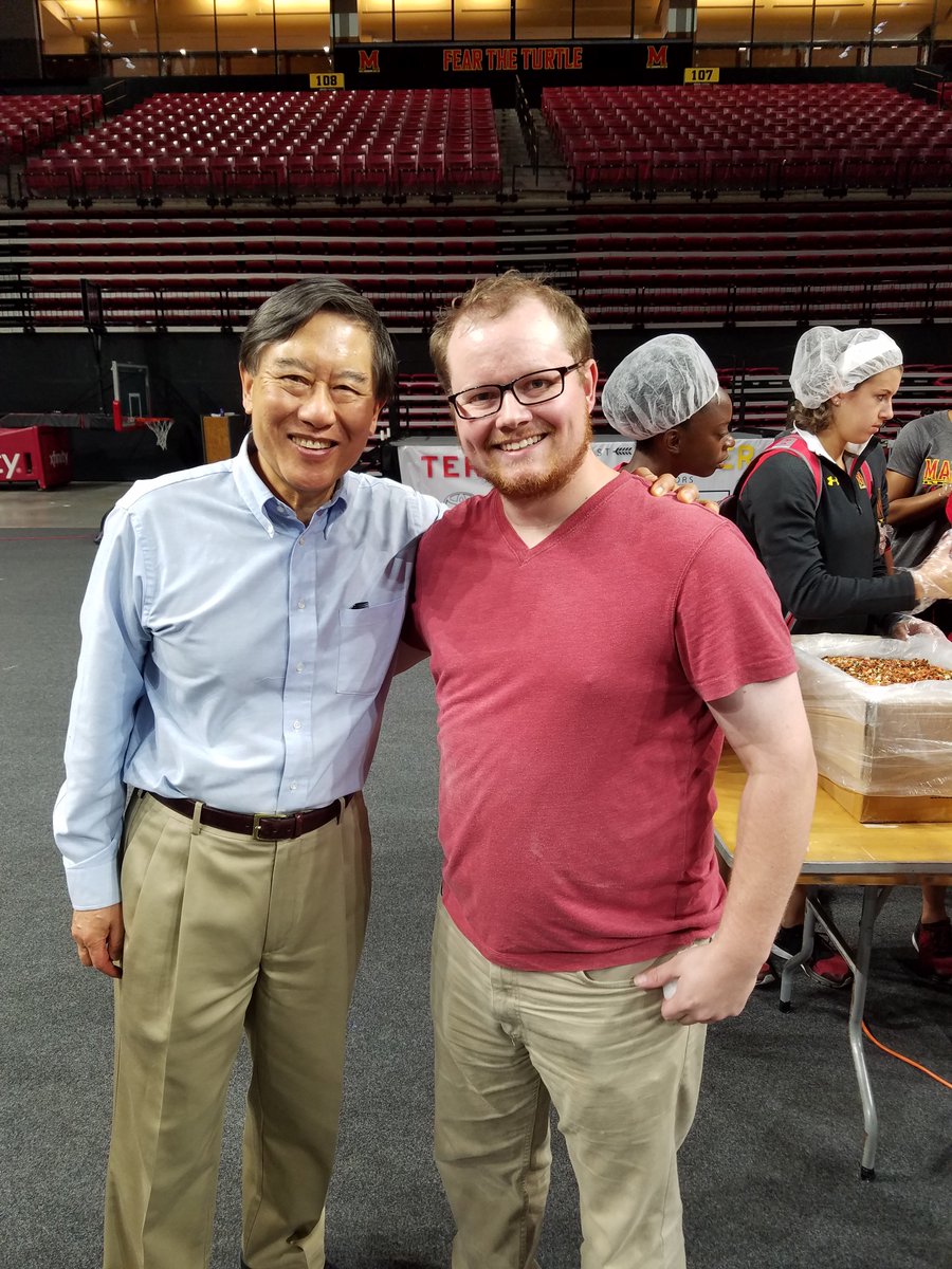 ericjdesigns's tweet photo. Thanks @presidentloh for the photograph and Terra-pin! Happy to volunteer and support such a great cause! | #DoGoodUMD #TerpsAgainstHunger https://t.co/9VqdeXuGmJ