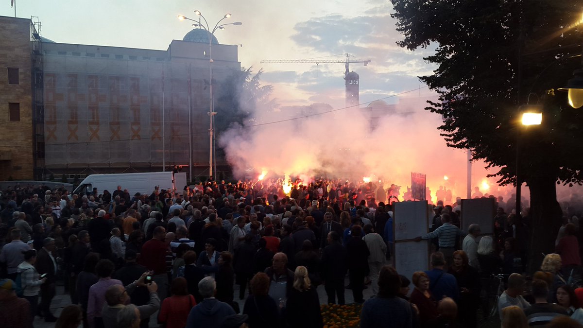 razvigor's tweet image. Signal torches end rally in support of Special Prosecutor Office in front of Parliament. #ColorfulRevolution Macedonia #шаренареволуција