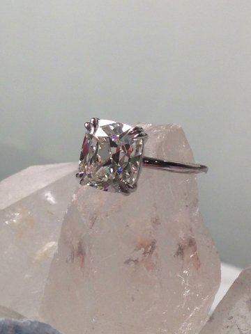 kirschinc's tweet photo. What shape do you like more: round or square? Write in comments
#diamondring #stevenkirsch #engagementring #ooakring https://t.co/xlw4aEBvGf