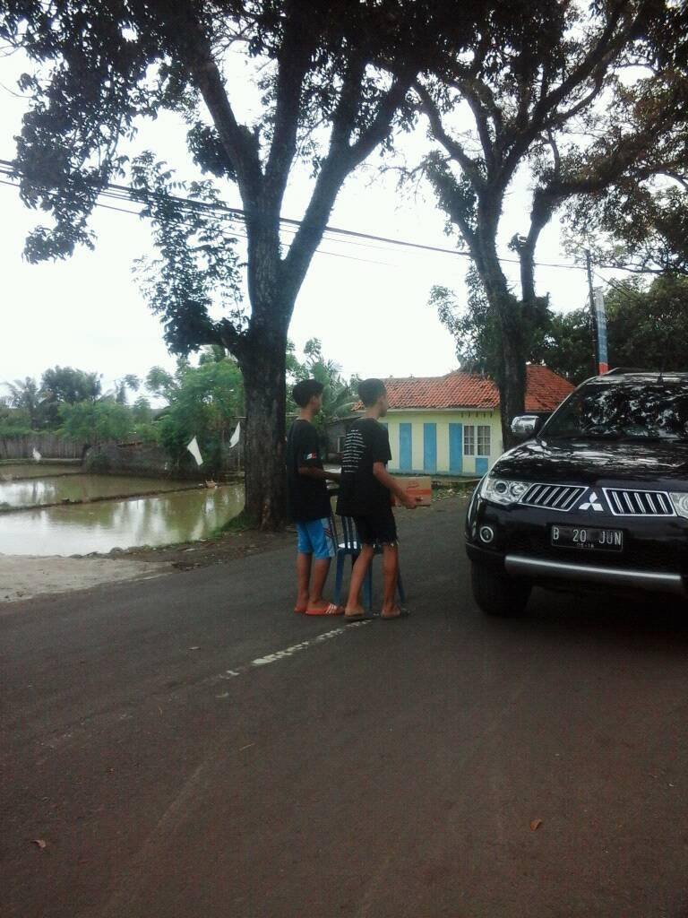 FikriCalutak's tweet photo. Kami tidak kenal lelah mencari uang buat sodara" kita yang terkena bencana :) :) Rup terus semangat :) Rup Peduli ;)
#FrayForGarut https://t.co/z2lgZSDWL2