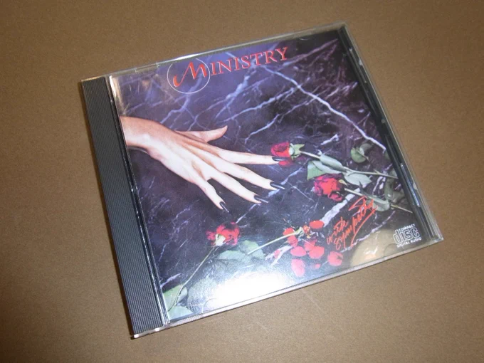 ◎グッドサウンド『with sympathy』(ministry)ミニストリーと言えば、ノイジーでハードな楽曲のイメージだが初期ミニストリーのこのアルバムは、なんと…テクノポップである。どこか物足りない音色と、ダルイ歌声にハマってしまう一枚。 