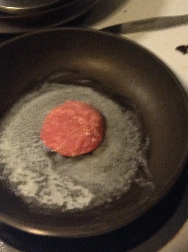 jac0520's tweet photo. The only way Chumley will take pills is to grind them up and hide them in a burger #Siberianhuskyproblems https://t.co/mkgvQ3tOdd