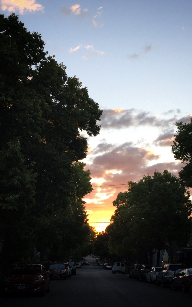 KeepupwMJones's tweet photo. Sunrise in city
Crisp breeze wakens the senses
to breathe in the dawn

#photo 
#mondaymotivation 
#stillforlife https://t.co/u2jXlvWClw