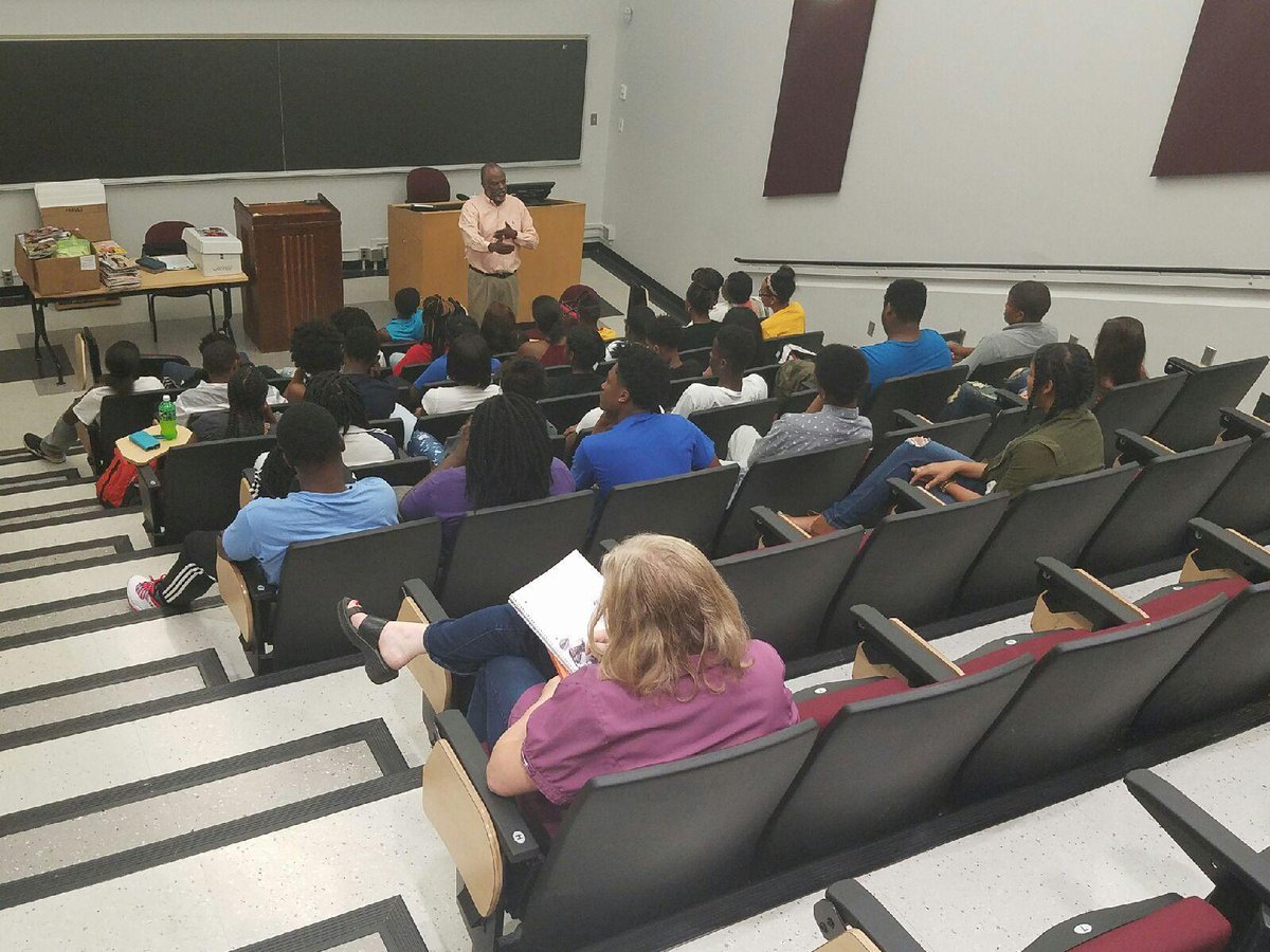 Our students had the opportunity to gain some knowledge from Dr. Royce Burnett of @SIUC. #siuPUB #WhatIsYourVision?