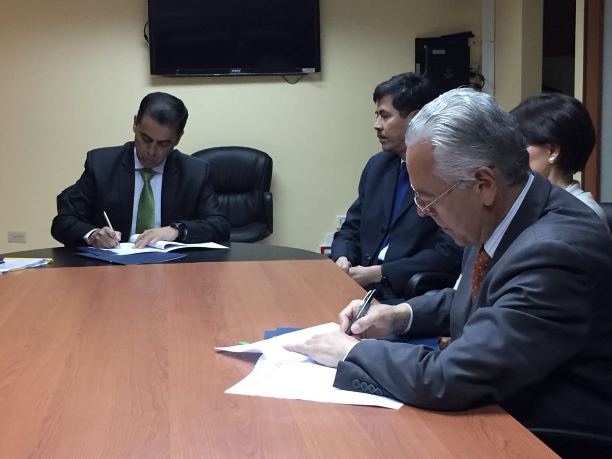 utpl's tweet photo. @fredi_cueva Director Provincial @IESSLoja y @JoseBarbosaC #RectorUTPL firman convenio de cooperación para externado de titulación Medicina. https://t.co/bIQYcmOrvy