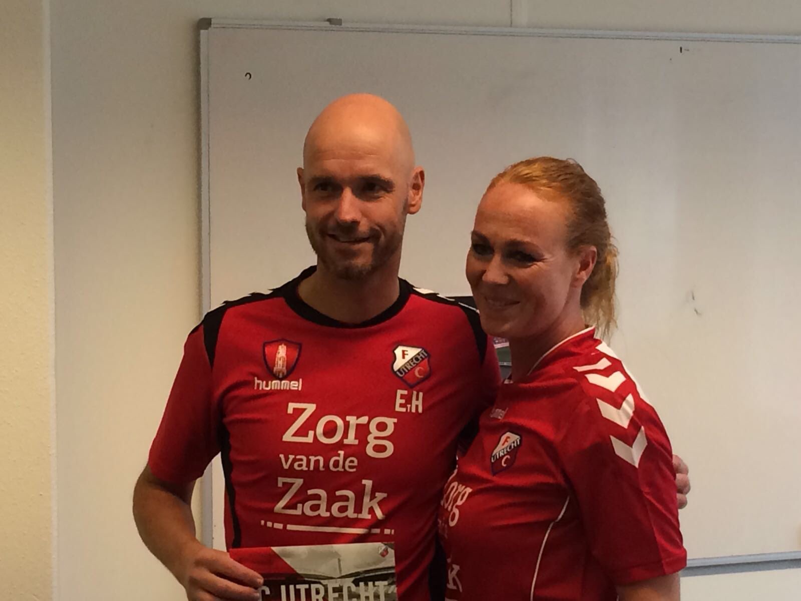 Twitter 上的 FC Utrecht："Erik ten Hag bedankt @Ouderenfonds voor de samenwerking en het vertrouwen en nodigt Babs Bergs en haar team uit voor #utrgae. #fcutrecht https://t.co/PGfaCqLr7A" / Twitter