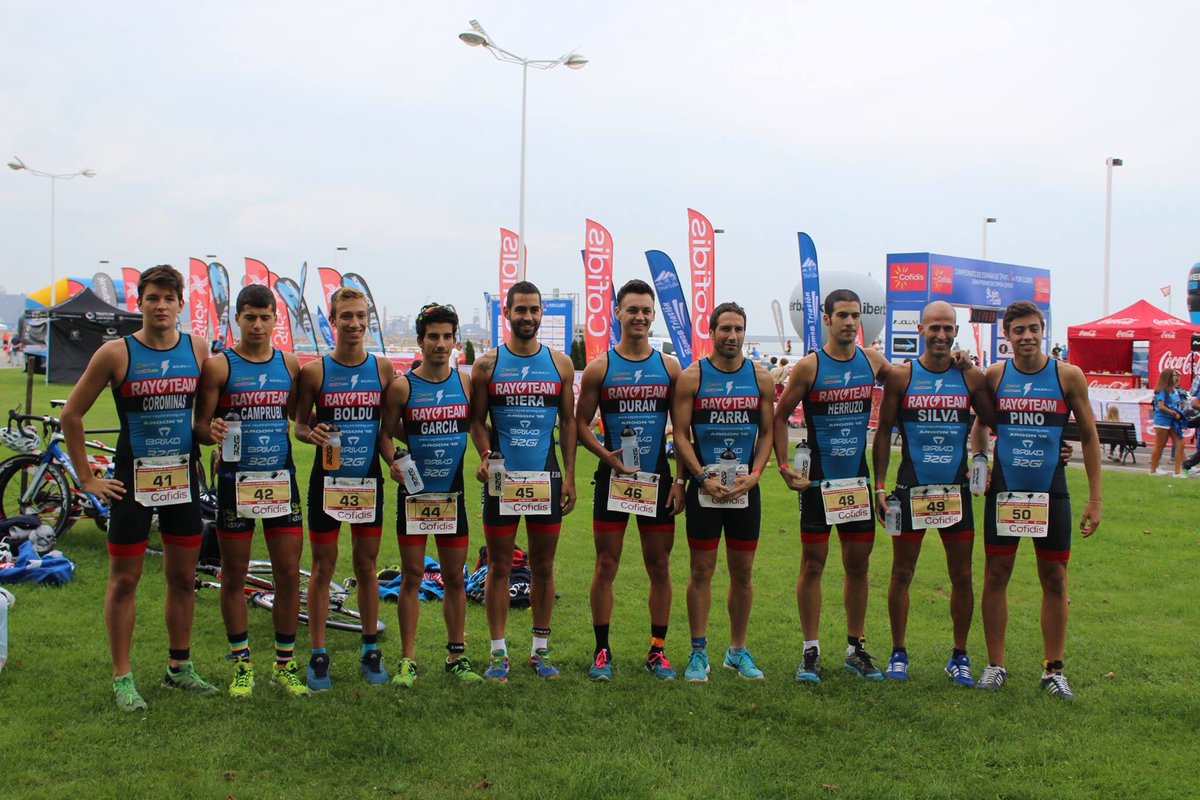 rayoteambcn's tweet photo. Foto de familia de los cracks del #RayoTeam que nos han subido a segunda división!!!
#Triatlon #CampeonatoEspaña #Gijon https://t.co/hQllavwXGo
