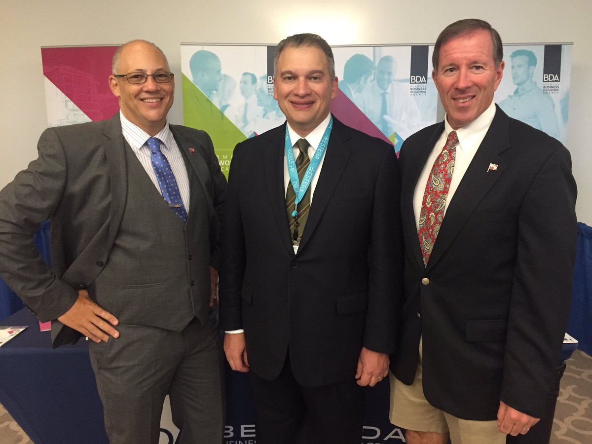 ALARYSBermuda's tweet photo. Keynote speaker is organised crime expert Elman Myers, centre, of Hiscox, w/ @BermudaPremier &amp; @RossWebberCEO https://t.co/RVUMqD84XQ