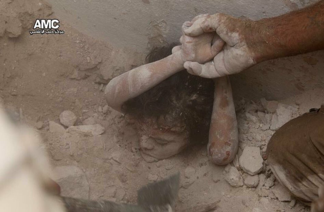 dmtsrc224's tweet photo. #AleppoUnderAttack Tarihte  Mezhep ırkçılıgi yapan iranin esedi kandirmasi sonucu binlerce insan öldü sivil halka varil bombasi atti esed https://t.co/PLIbiXWtVh