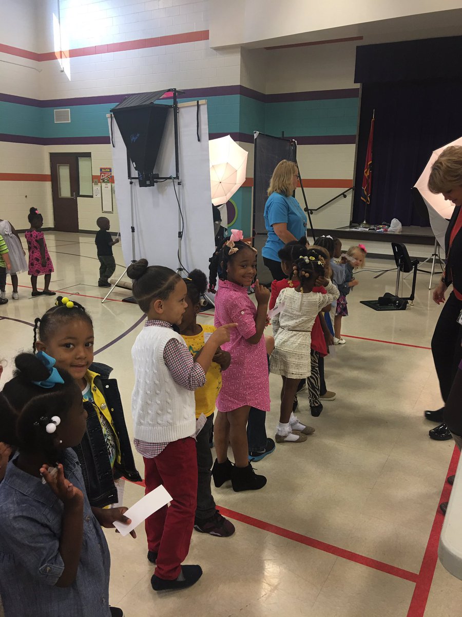 BCESMustangCity's tweet photo. Scholars dressed in their best for picture day! #WeFeelPretty #WeActPretty #Lifetouch 💜 https://t.co/h2CunaICI8