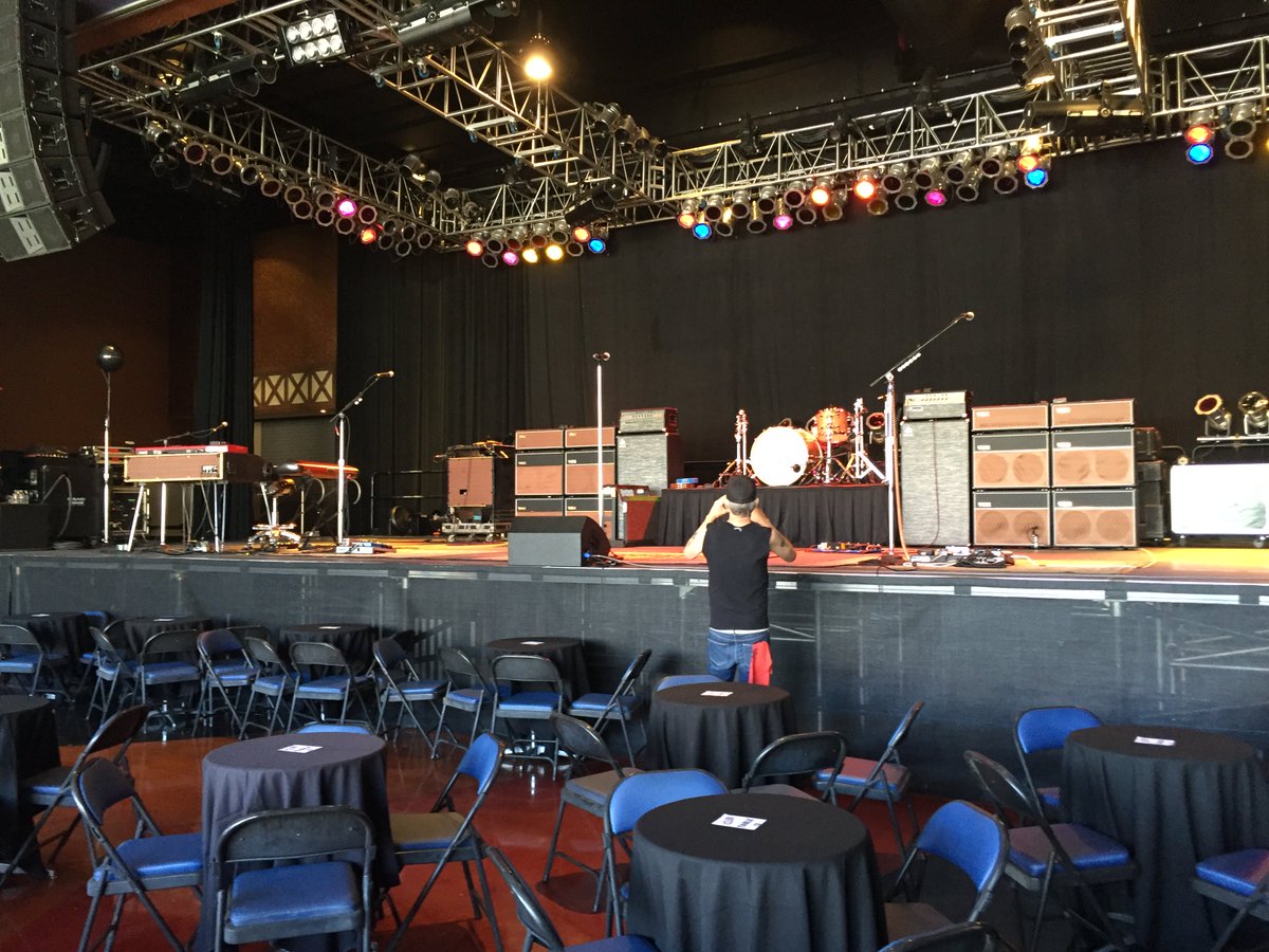 VOXamps's tweet photo. Impressive #VOX rig! @TheBoxmasters right before they hit the stage in Vegas! https://t.co/AM2PCnKlZD