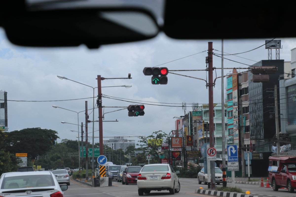 チェンマイで発見した日本の中古信号機。鉄道車両だけでなく、こんな