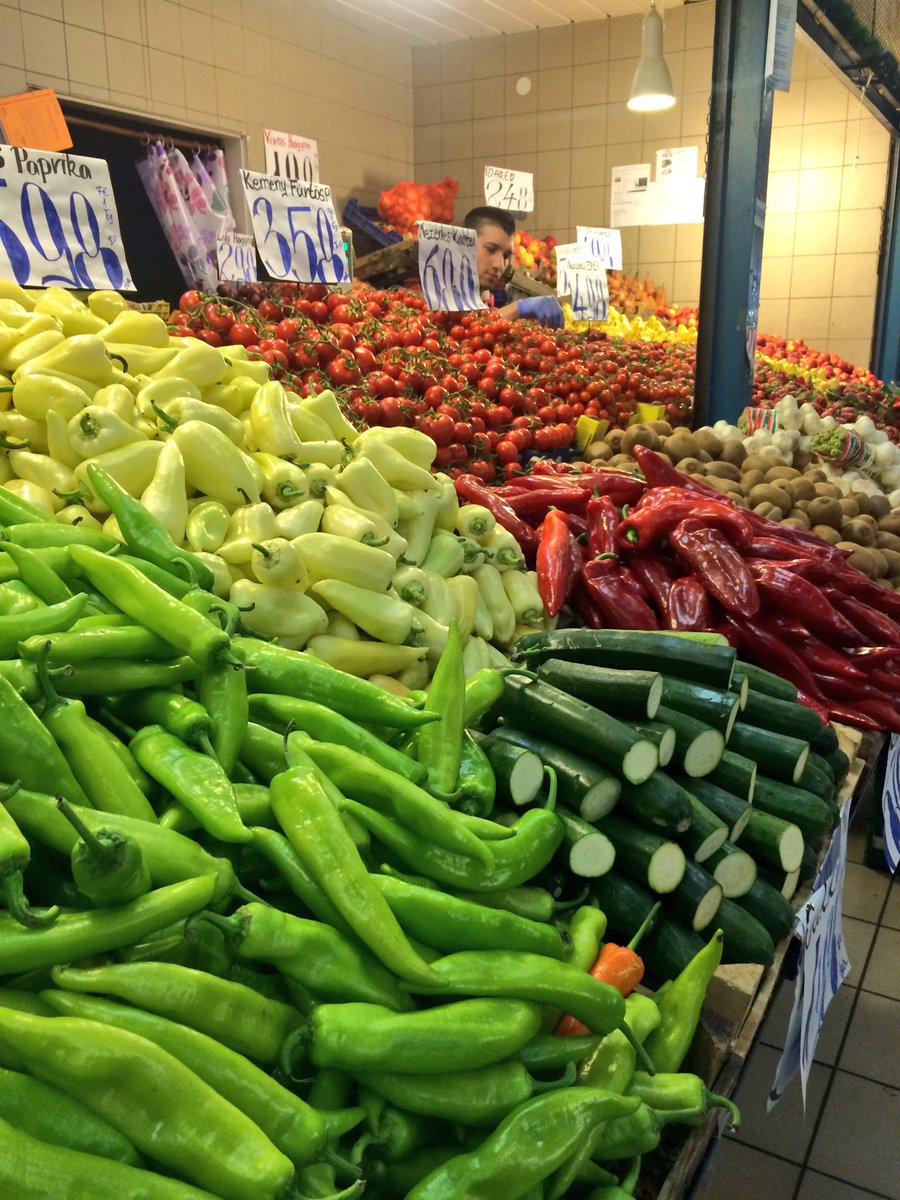 menysaga's tweet photo. Se 5 av 500 m frukt- og grønnsakstorg i Budapest #varetrykk ! https://t.co/Jfg36bAqvI