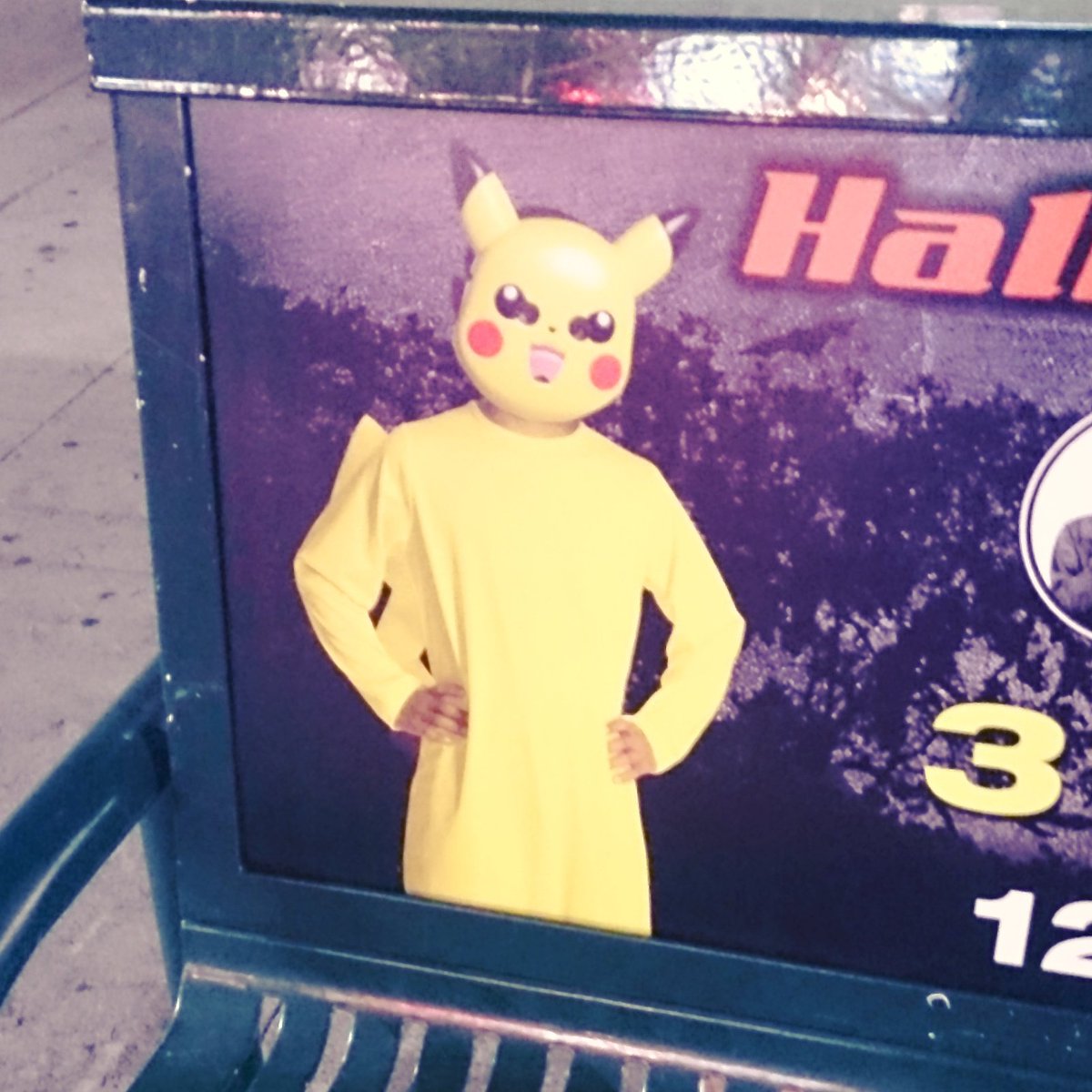 Yuki_Mats's tweet photo. Oh, Pikachu! How cute! and tall! and menacing
あ、ピカチュウだ!カワイイ!意外と長身!なんかはみ出てる!
#pikachu #pokemongo #catchitnow #murder https://t.co/2QncEhBUwD