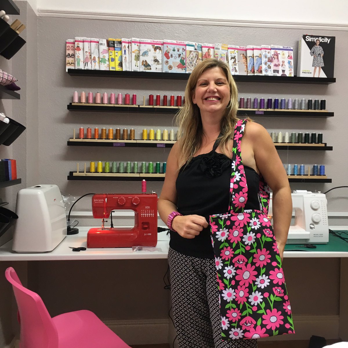 straightcurves's tweet photo. Fab bag made by Amanda on her beginners sewing course @straightcurves #chesterfield #derbyshire #sheffieldissuper https://t.co/Eva4aCEwIl