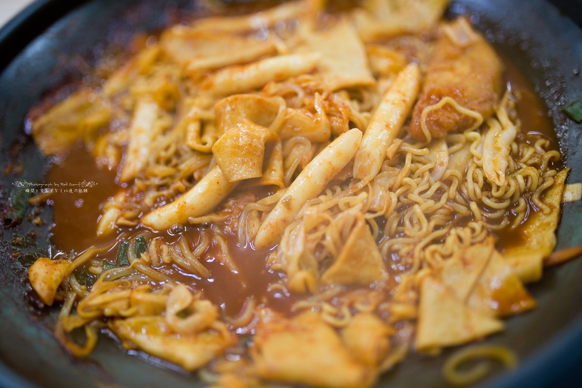 tavarez2k's tweet image. #11rt 한국인의간식, 떡볶이(..) 순대는 없어도 살 수 있는데 떡볶이 없이는 못 살 거라는 거엔 동감입니다. 어느 곳에나 있는, 그리고 어느 곳이던 조금씩 맛이 다른. 그래도 면덕후라 어느 떡볶이던 면은 좀 넣고 싶어요(..)