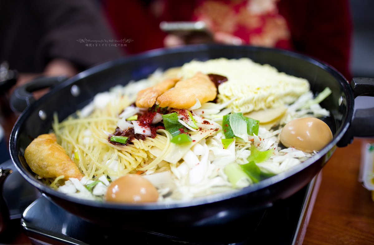 tavarez2k's tweet image. #11rt 한국인의간식, 떡볶이(..) 순대는 없어도 살 수 있는데 떡볶이 없이는 못 살 거라는 거엔 동감입니다. 어느 곳에나 있는, 그리고 어느 곳이던 조금씩 맛이 다른. 그래도 면덕후라 어느 떡볶이던 면은 좀 넣고 싶어요(..)