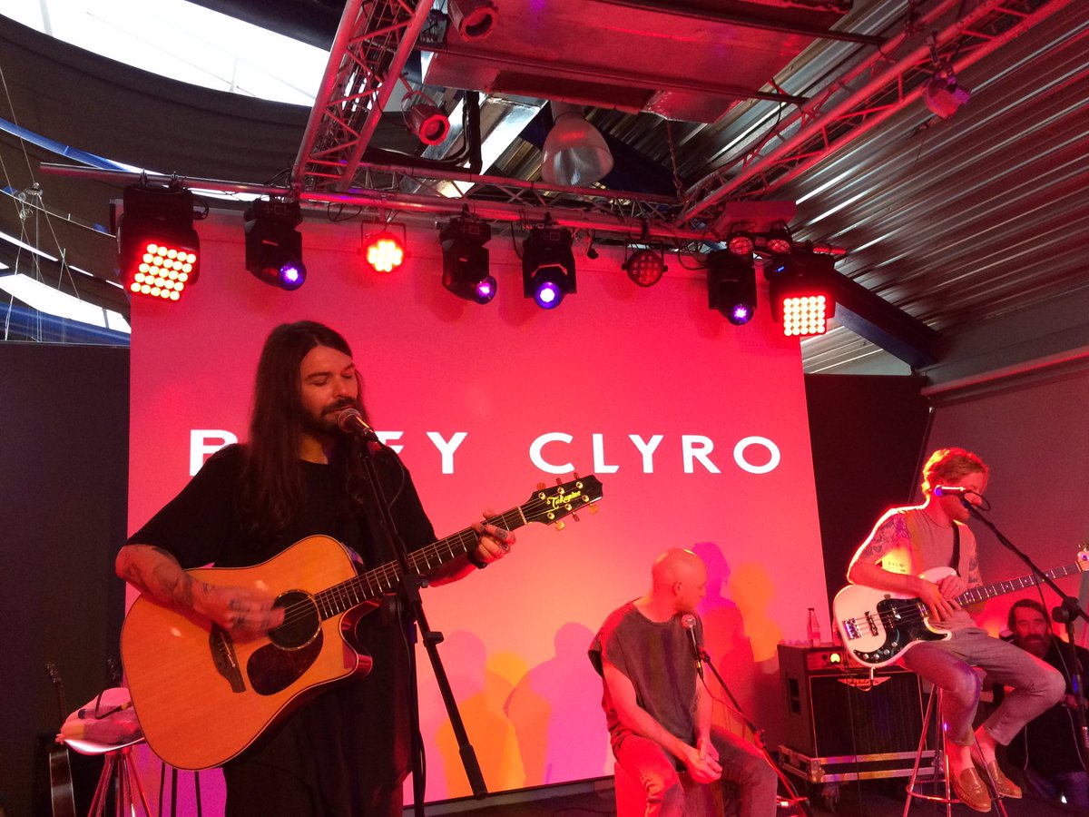 BiffyClyroES's tweet photo. ¡Gracias por este showcase privado! ¡A por el sold out, nos vemos en Enero! https://t.co/VF5gzevT25