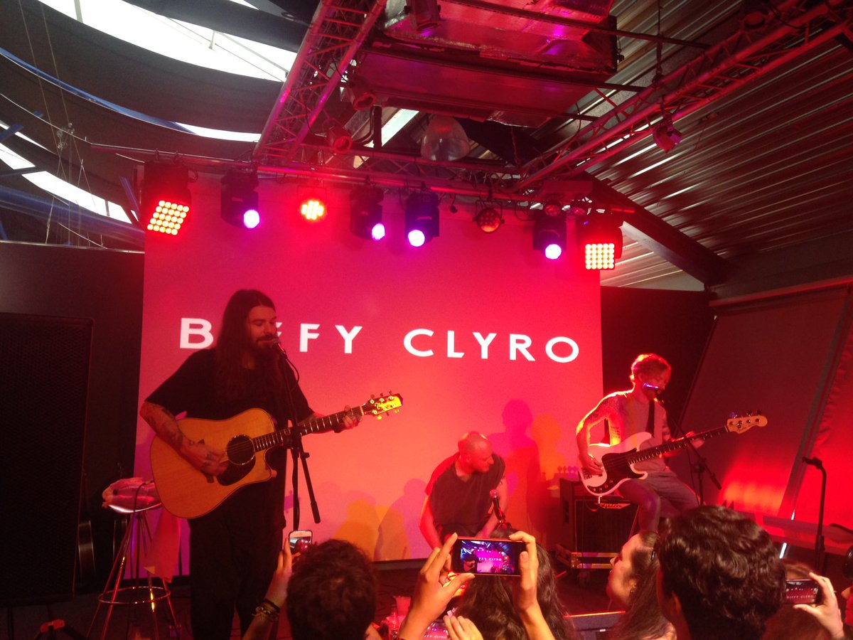 Un placer haber presentado el showcase de <a href="/BiffyClyro/">Biffy Clyro</a> en Madrid. Gracias a <a href="/WarnerMusicES/">Warner Music Spain</a> por pensar en nosotros. En enero más!