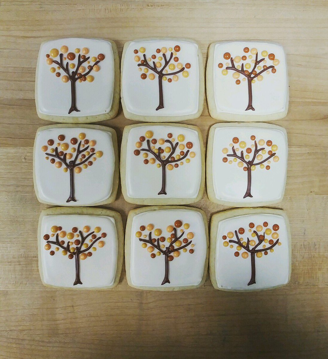 CrimsonBakery's tweet photo. Fall sugar cookies! https://t.co/owYomkSWTy