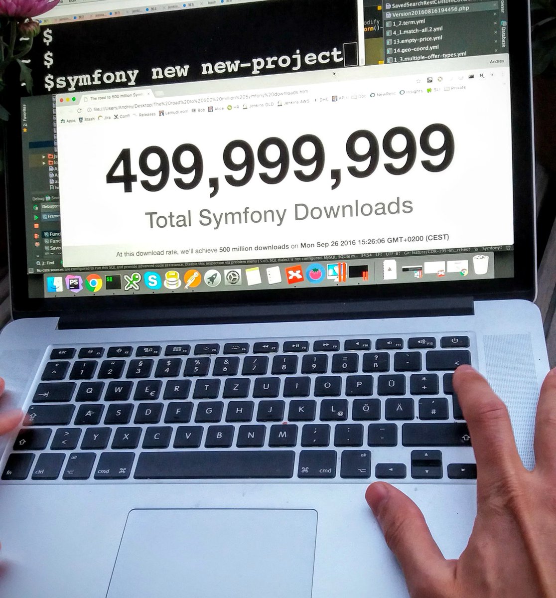 aast_t's tweet photo. The 500 millionth download is mine! #500million #symfony #sensiolabs #bestframework https://t.co/OoczOiRZBT