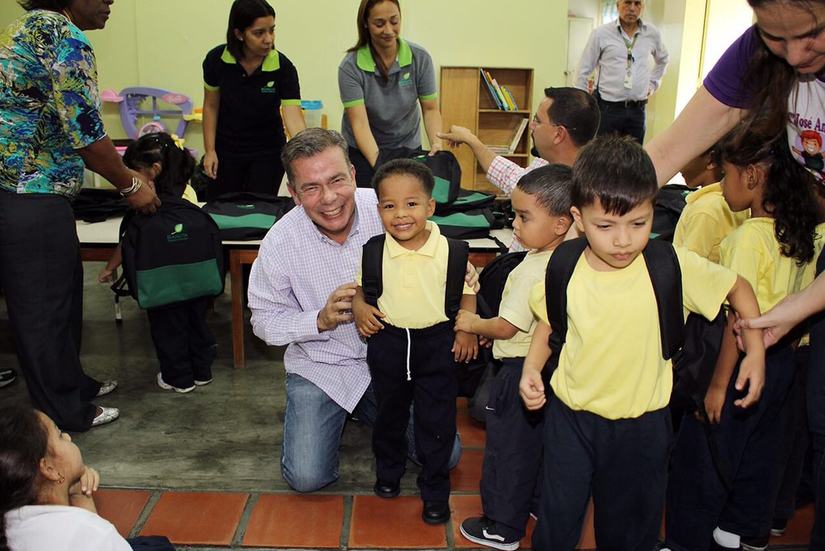 GerardoBlyde's tweet image. Esto es producto de un esfuerzo gigantesco que hemos realizado este año porque sabemos lo que cuestan los útiles y libros actualmente