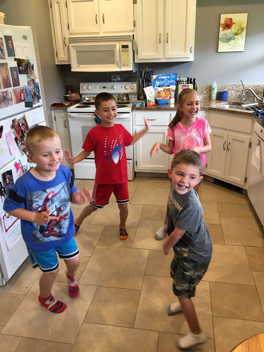 lthomps1's tweet photo. Look at those smiles! Gym time. ☺️ #tcelearning https://t.co/R4yCi8mlp7