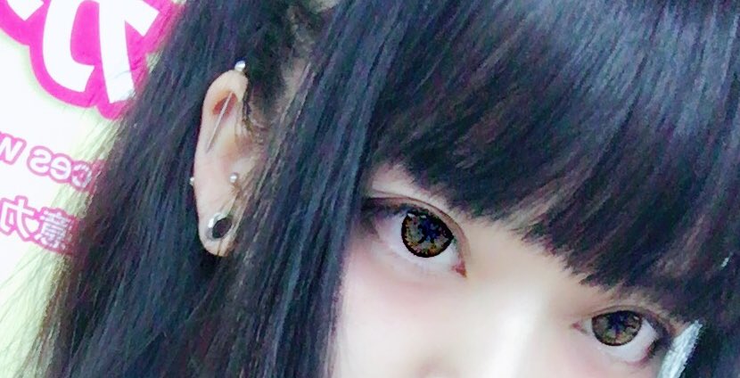 妃美呼 Himiko Twitterren 目の大きい友人が 着色直径15mmのカラコンでとっても可愛くなっていた 妃美呼も目が大きいから15mmにしたら と言われ 三白眼がコンプレックスの私は15mmのカラコンを買った 変わらず三白眼でした Fwf きゅるん なおめめに
