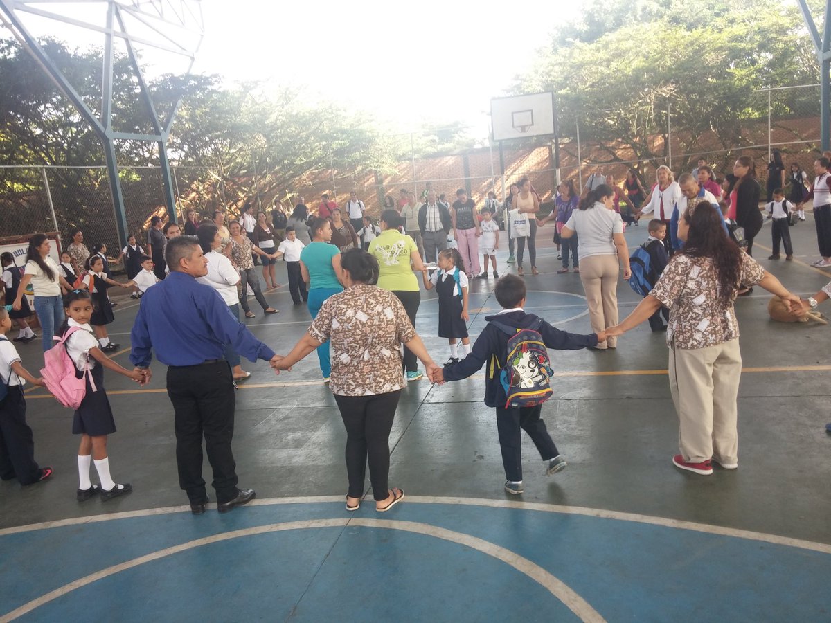 Inicio de actividades escolares Escuela Bolivariana Alianza recibiendo los niños en unión y con alegría