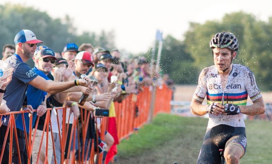 swartzoncourse's tweet image. Who r guys in royal blue T, blue/red hat, blue T w/ red/white/blue hat? Sprayed beer on World Champ! #wtf #ruiningthings #idiotiniowa #dumb