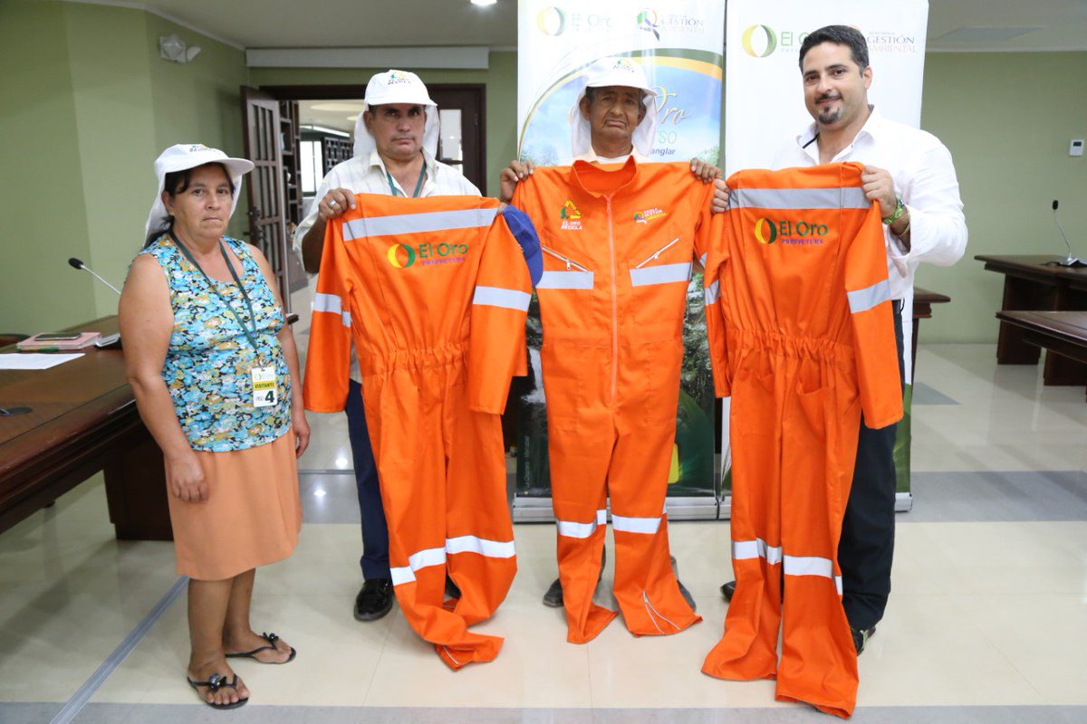 equirola's tweet photo. Entregamos uniformes apropiados a los recicladores de basura, para que cuiden su salud y realicen un organizado trabajo en las calles. https://t.co/m9oqPOlr4h