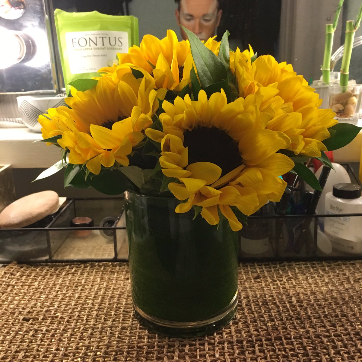 TheTylerHanes's tweet photo. Thank you @LauraBenanti and #sambarron for the awesome flowers. It was a pleasure meeting you both &amp; showing you my amazing makeup talents. https://t.co/mRzt0lTJpd